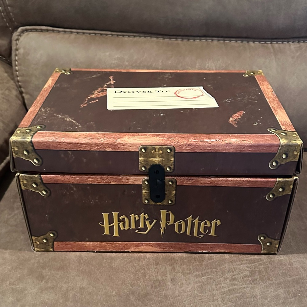 Harry Potter Juniper Books Hogwarts Express Set with Trunk - Picture 2 of 12